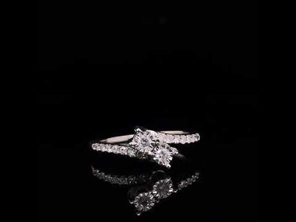 Rotating video showing the jewelry item