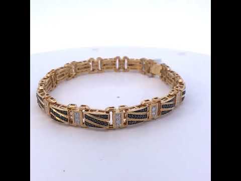 Rotating video showing the jewelry item