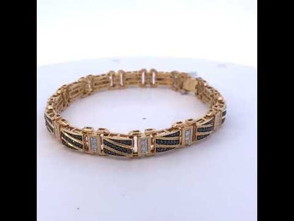 Rotating video showing the jewelry item