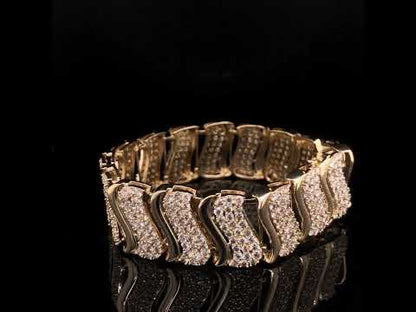 Rotating video showing the jewelry item