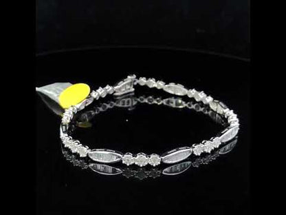 Rotating video showing the jewelry item