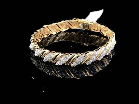 Rotating video showing the jewelry item