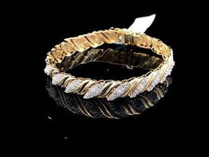 Rotating video showing the jewelry item