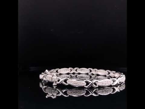 Rotating video showing the jewelry item