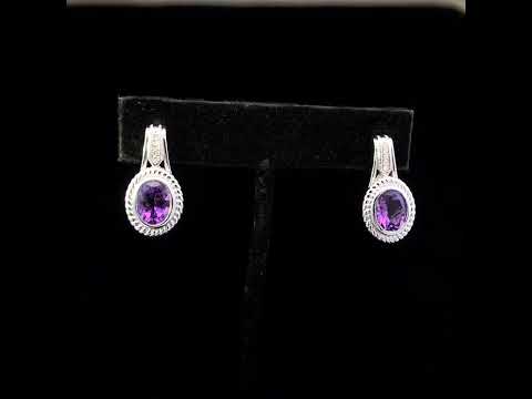 Rotating video showing the jewelry item