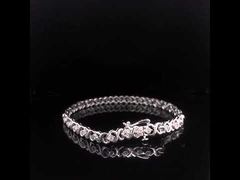 Rotating video showing the jewelry item