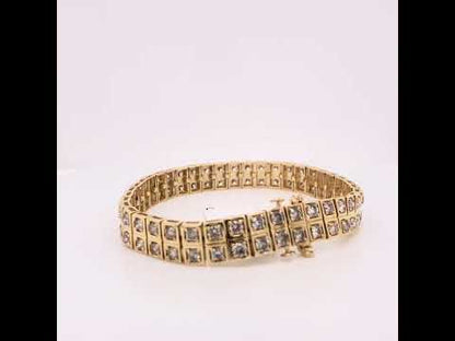 Rotating video showing the jewelry item