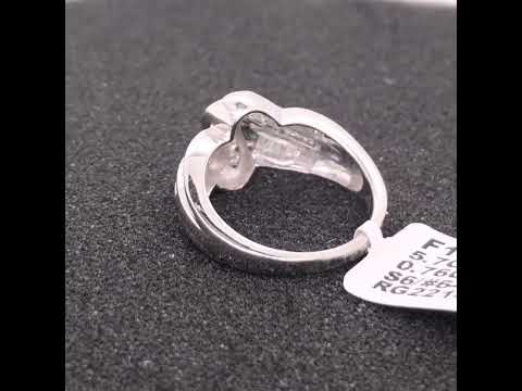 Rotating video showing the jewelry item