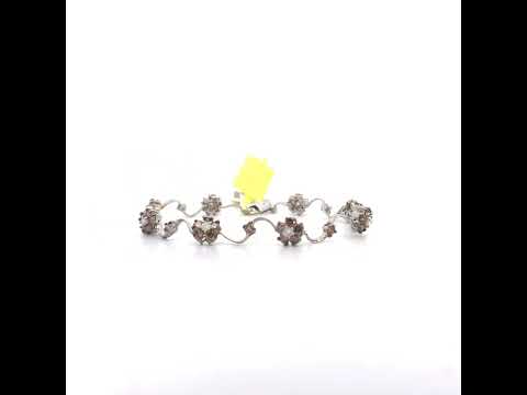 Rotating video showing the jewelry item