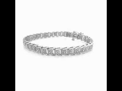 Rotating video showing the jewelry item