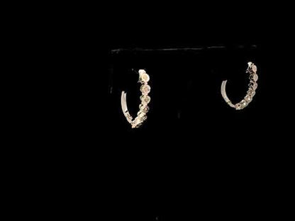 Rotating video showing the jewelry item