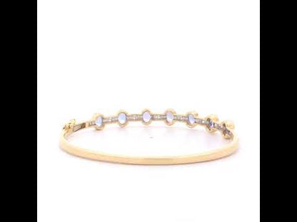 Rotating video showing the jewelry item