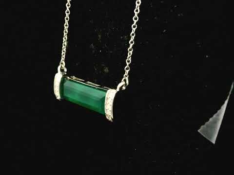 Rotating video showing the jewelry item