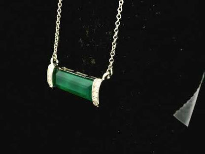 Rotating video showing the jewelry item