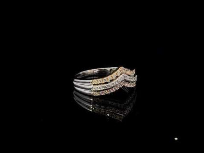 Rotating video showing the jewelry item