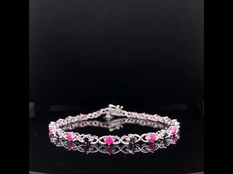 Rotating video showing the jewelry item