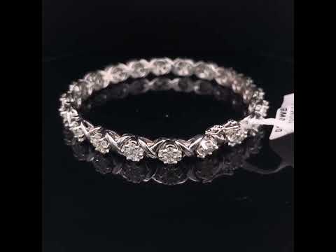 Rotating video showing the jewelry item