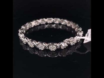 Rotating video showing the jewelry item