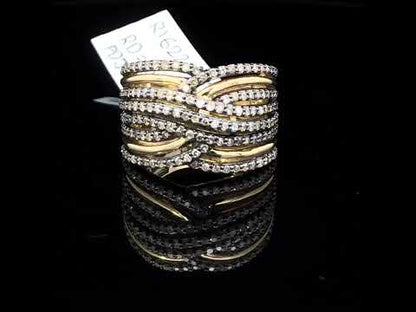 Rotating video showing the jewelry item