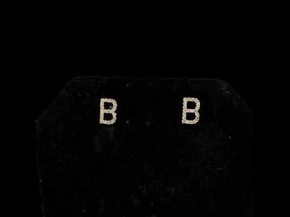 Rotating video showing the jewelry item