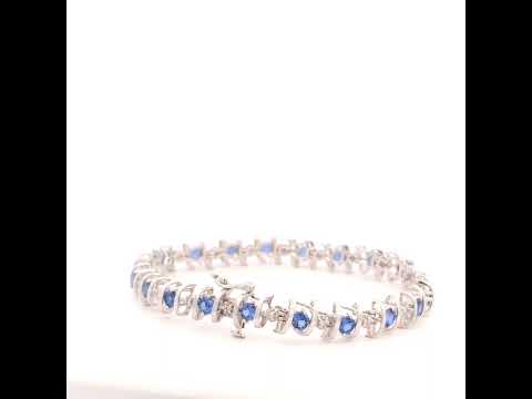 Rotating video showing the jewelry item