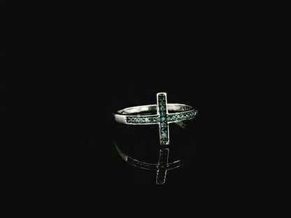 Rotating video showing the jewelry item