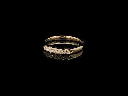 Rotating video showing the jewelry item