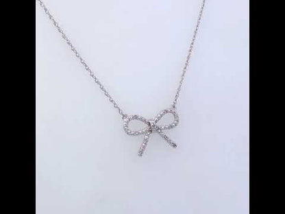 Rotating video showing the jewelry item