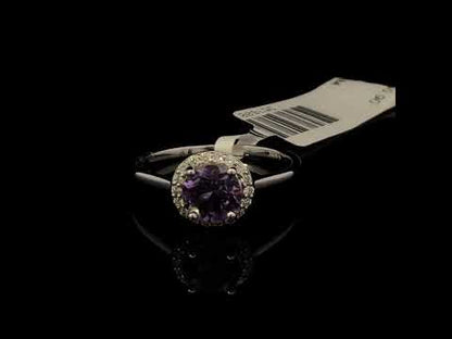 Rotating video showing the jewelry item