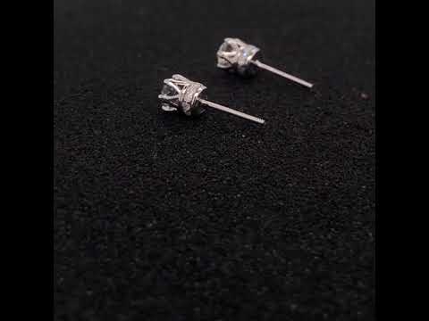 Rotating video showing the jewelry item