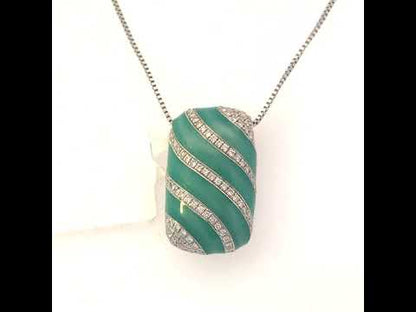 Rotating video showing the jewelry item