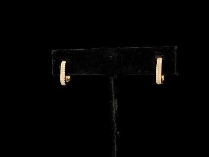 Rotating video showing the jewelry item