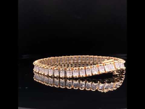 Rotating video showing the jewelry item