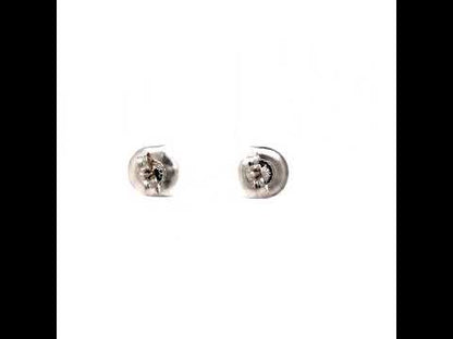 Rotating video showing the jewelry item