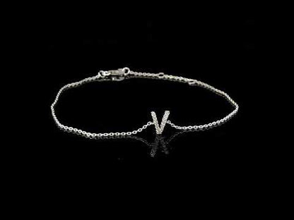 Rotating video showing the jewelry item