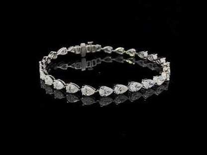 Rotating video showing the jewelry item