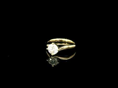 Rotating video showing the jewelry item