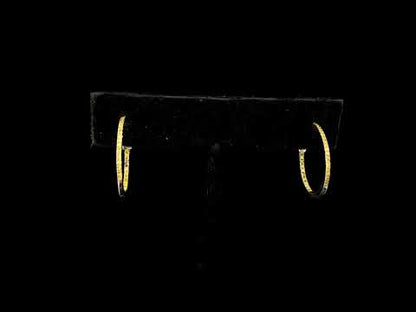 Rotating video showing the jewelry item