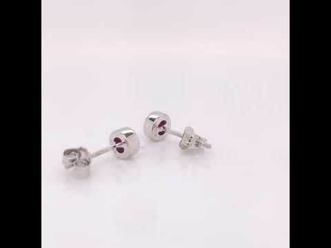 Rotating video showing the jewelry item