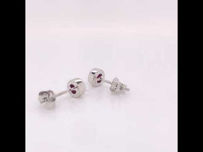 Rotating video showing the jewelry item