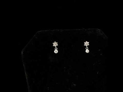 Rotating video showing the jewelry item