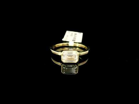 Rotating video showing the jewelry item