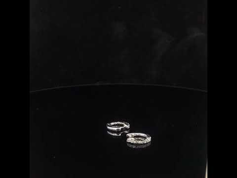 Rotating video showing the jewelry item