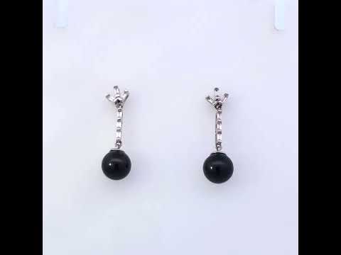 Rotating video showing the jewelry item