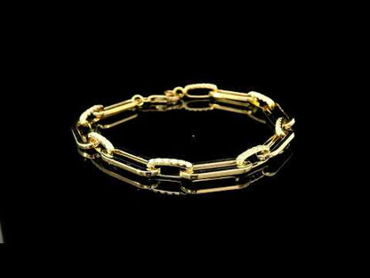 Rotating video showing the jewelry item