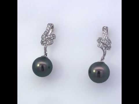 Rotating video showing the jewelry item