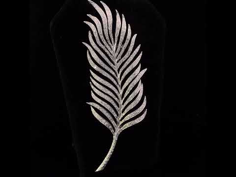 Rotating video showing the jewelry item