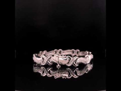 Rotating video showing the jewelry item
