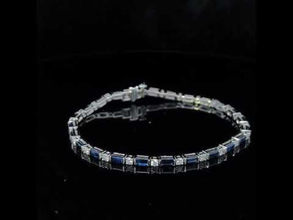 Rotating video showing the jewelry item