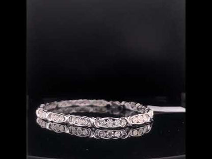 Rotating video showing the jewelry item